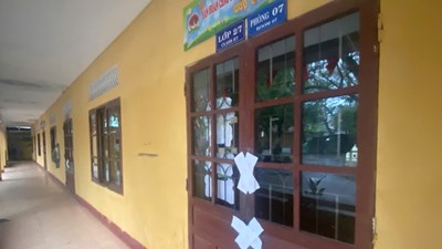 Phòng học bị xuống cấp phải “niêm phong”, hàng trăm học sinh đi học nhờ nơi khác