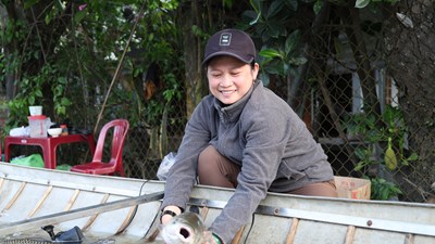 Quảng Ngãi: Bán cá trên ghe, ngư dân Trà Khúc thu tiền triệu mỗi ngày