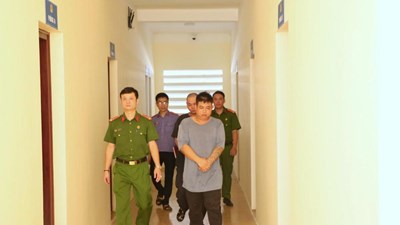 Bắt hai đối tượng giả danh nhà báo ghi hình cảnh sát giao thông để tống tiền