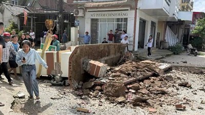 Xe cẩu tông đổ cổng làng, bé trai lớp 3 bị đứt lìa cánh tay
