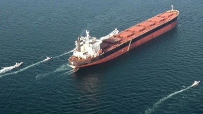 Các hãng vận tải biển lớn dừng hoạt động qua eo biển Hormuz