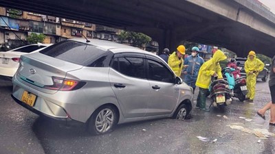 Ô tô sụt hố khi lưu thông trên đường Hà Nội