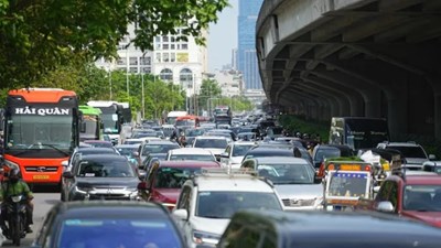 Cửa ngõ TP.HCM và Hà Nội ùn tắc kéo dài ngày đầu nghỉ lễ