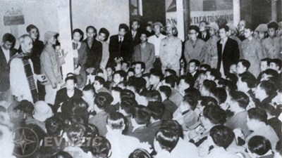 Bác Hồ thăm Nhà máy điện Yên Phụ và Nhà máy đèn Bờ Hồ