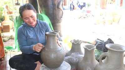 Du khách chạm tay vào di sản gốm Chăm Bàu Trúc 