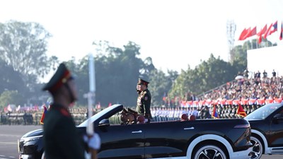 VinFast VF 9 dẫn đầu đoàn diễu binh Quốc khánh Lào