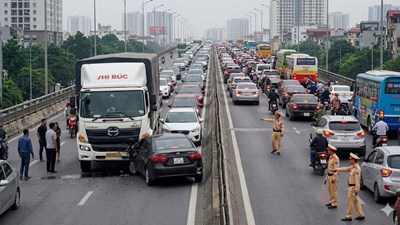 Giờ cao điểm sáng 5.1: Nhiều tuyến đường Hà Nội ùn ứ kéo dài