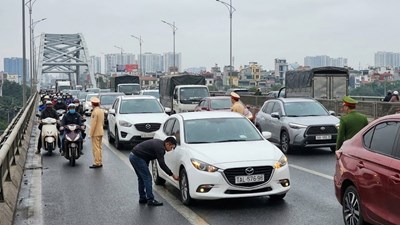 Giao thông Hà Nội sáng 14.1: Xe nổ lốp giữa cầu Thanh Trì