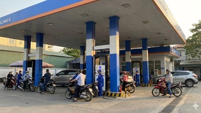 Giá xăng dầu hôm nay 18.1: Dư cung và rủi ro địa chính trị giằng co