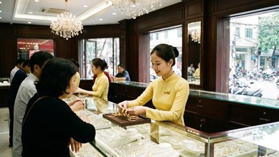 Giá vàng hôm nay 18.2: Thế giới giảm sâu, SJC đứng im chờ sóng lớn