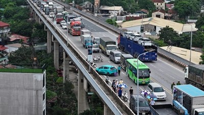 Giao thông Hà Nội sáng 10.4: Cầu Thăng Long ùn tắc hai chiều