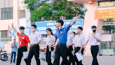 Sinh viên tình nguyện tiếp sức sĩ tử trên từng cây số