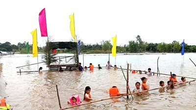 Đồng Tháp dạy bơi miễn phí cho trẻ em vùng lũ