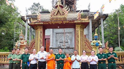 Thăm và chúc mừng lễ Sen Dolta của đồng bào Khmer