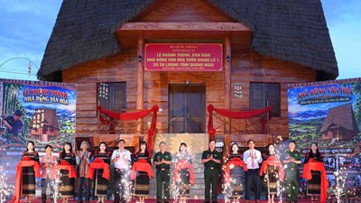 Quảng Ngãi: Trao tặng nhà rông văn hóa, thắt chặt tình đoàn kết quân dân