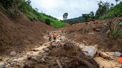 Lực lượng chức năng vượt vùng nguy hiểm tìm nạn nhân sạt lở tại Đà Nẵng
