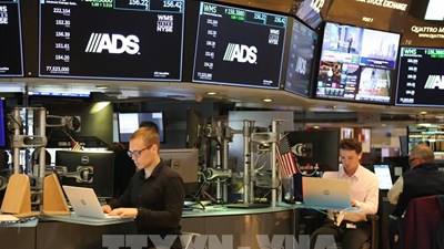 Phố Wall tăng điểm sau quyết định hạ lãi suất của Fed