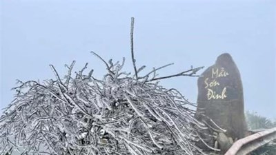 Thời tiết đỉnh Mẫu Sơn rét ẩm, khả năng xuất hiện băng giá Fansipan trong những ngày tới