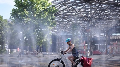 Nắng nóng thổi bùng “cuộc chiến” về điều hòa ở châu Âu