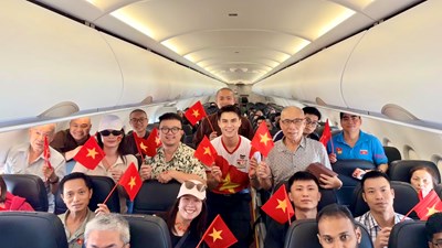Vietjet rực rỡ cờ đỏ sao vàng chào đón hành khách mừng Đại lễ 30.4