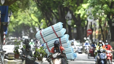 Xe máy chở hàng cồng kềnh có thể bị phạt tới 14 triệu đồng