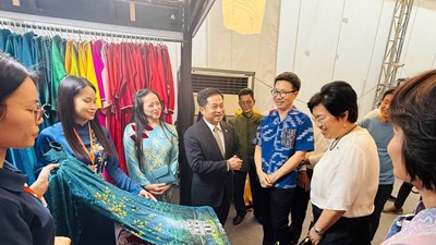 Giới thiệu áo dài và tơ lụa Việt Nam tại Lễ hội tơ lụa quốc tế Khon Kean 2025