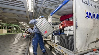 Nhật Bản đưa robot bốc xếp hành lý tại sân bay