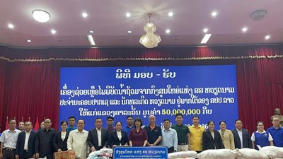 Việt Nam trao 500 suất quà chia sẻ khó khăn với người dân vùng lũ Nam Lào