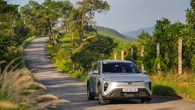 Từ xe công nghệ tới xe tự lái, người dùng ngày càng mê VinFast Limo Green