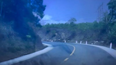 Vượt ẩu trên đỉnh dốc, tài xế xe rác bị xử phạt