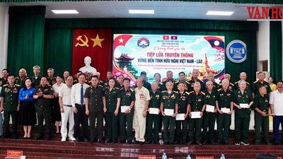 Tiếp lửa truyền thống tình hữu nghị Việt - Lào 