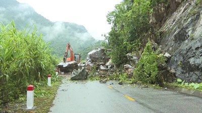 Tuyên Quang khẩn trương thông tuyến sau vụ sạt lở đá