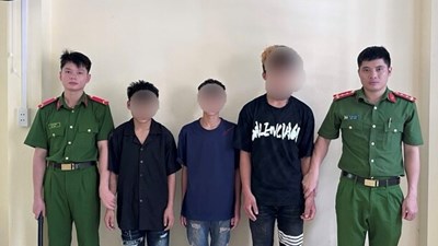 Khởi tố 3 thanh niên vác kiếm đánh người, cướp tài sản