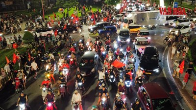 Biển người đổ xuống phố núi Thái Nguyên mừng tuyển Việt Nam chiến thắng