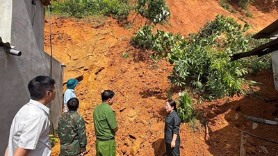 Lượng lớn đất đá sạt lở xuyên thủng tường nhà dân ở xã miền núi Thái Nguyên