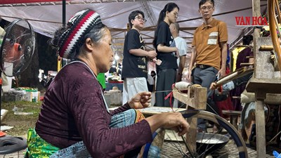 Đưa văn hóa Mông xuống phố qua câu chuyện sợi lanh