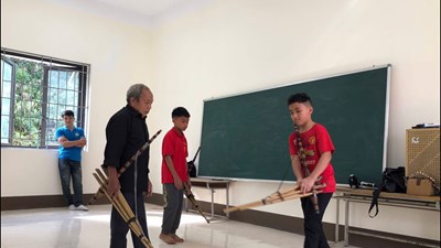 Truyền dạy nghệ thuật múa Khèn dân tộc Mông ở Bằng Thành