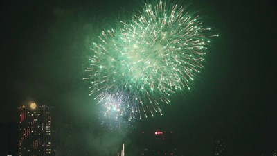 Người dân Hà Nội nô nức xem bắn pháo hoa đêm giao thừa