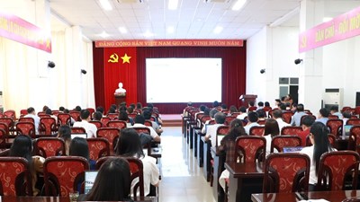 Tập huấn chuyển đổi số toàn diện, lấy người dân và doanh nghiệp làm trung tâm