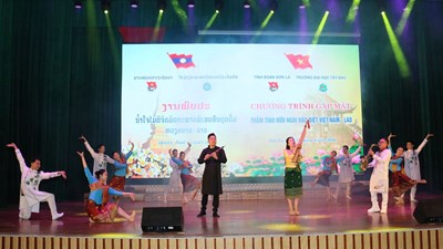 Gặp mặt gần 1.000 lưu học sinh Lào nhân dịp Tết cổ truyền Bunpimay