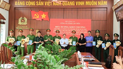 Khen thưởng vụ bắt giữ 3 đối tượng buôn bán ma túy, thu giữ 9 bánh heroin