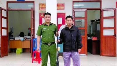 Điện Biên: Người dân xã Nà Bủng tự nguyện giao nộp 10 khẩu súng các loại