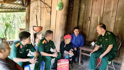 Điện Biên: Thăm, tặng quà mẹ liệt sĩ Thào A Lang dịp Quốc khánh 2.9