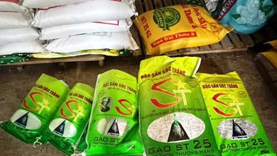 An Giang khởi tố vụ đóng gói hơn 7,7 tấn gạo giả mạo nhãn hiệu ST25