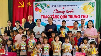 400 suất quà Trung thu đến với thiếu nhi quê hương Anh hùng liệt sĩ Vừ A Dính