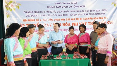 Người Xạ Phang ở Na Sang giữ nghề làm giày thêu truyền thống