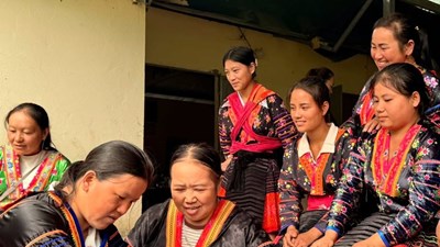 Độc đáo nghề tạo hoa văn trên trang phục truyền thống của người Mông hoa