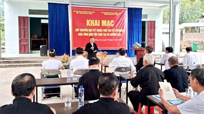 Người Thái ở Khổng Lào trao truyền kỹ thuật chế tác đàn tính