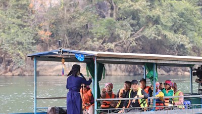  “Đốn tim” du khách giữa mênh mông Ba Bể bằng hát Then, đàn Tính