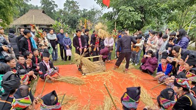 Nghi thức thu thóc cầu mùa của người Khơ Mú 